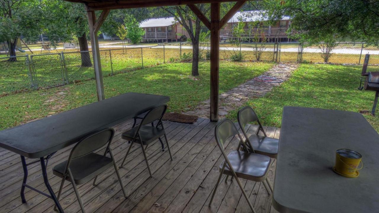 Riverstone Cabins Hotel Leakey Exterior photo
