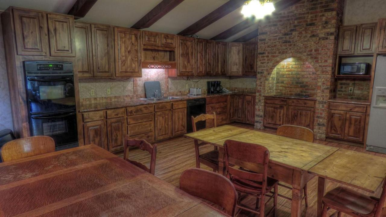 Riverstone Cabins Hotel Leakey Exterior photo