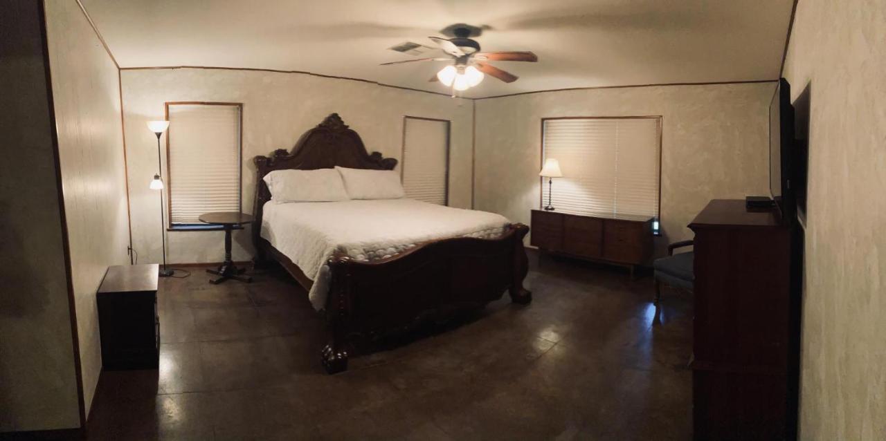 Riverstone Cabins Hotel Leakey Exterior photo